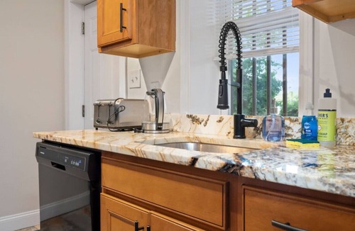 North Oakland House | 3 Story home w/11 beds! | Close to Pitt & CMU!