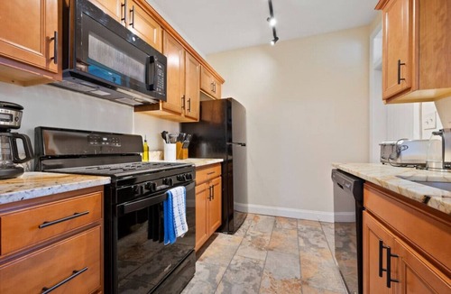 North Oakland House | 3 Story home w/11 beds! | Close to Pitt & CMU!