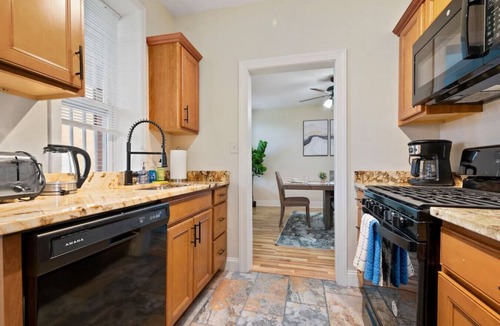 North Oakland House | 3 Story home w/11 beds! | Close to Pitt & CMU!
