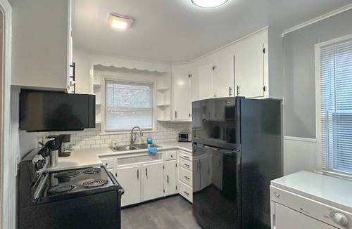Niagara Falls House | 3500sf, Arcade, 6bdrm, 2 kitchen, 3baths, Parking