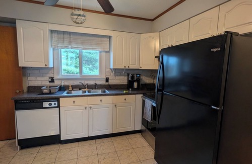 Racine House | 3BR home near PIT airport/desk workspace/pet friendly/fast internet/quiet area.