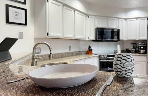 Rochester House | 3BR, Sleeps 6, Onsite Parking & Gym Access