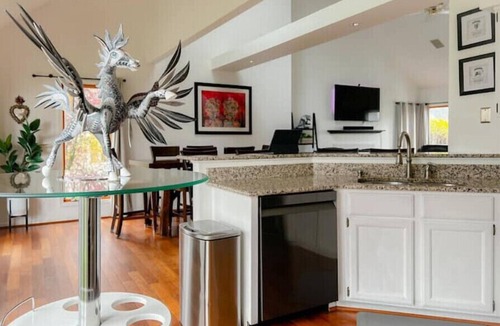 Rochester House | 3BR, Sleeps 6, Onsite Parking & Gym Access