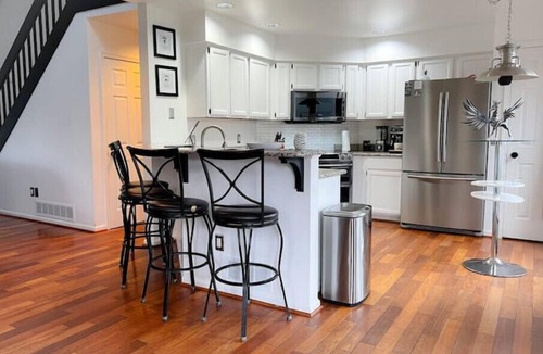 Rochester House | 3BR, Sleeps 6, Onsite Parking & Gym Access