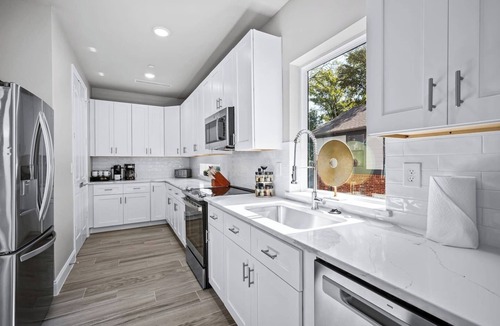 Old East Dallas House | 3BR Townhome~Rooftop Hot Tub~Skyline Views~Dallas