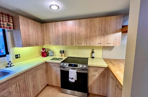 Lincoln Villa | 3BR Townhouse Sleeps 7 | Private Deck | Across from Loon | Pool & Hot Tub