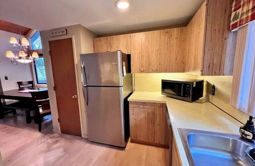 Lincoln Villa | 3BR Townhouse Sleeps 7 | Private Deck | Across from Loon | Pool & Hot Tub
