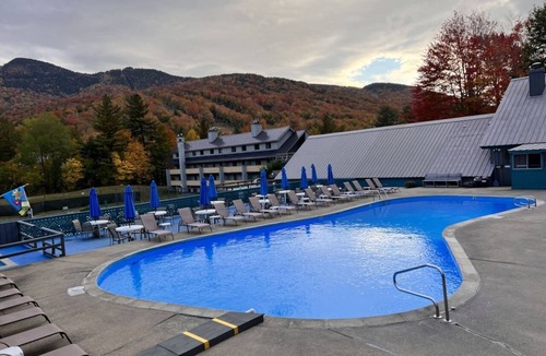 Lincoln Villa | 3BR Townhouse Sleeps 7 | Private Deck | Across from Loon | Pool & Hot Tub