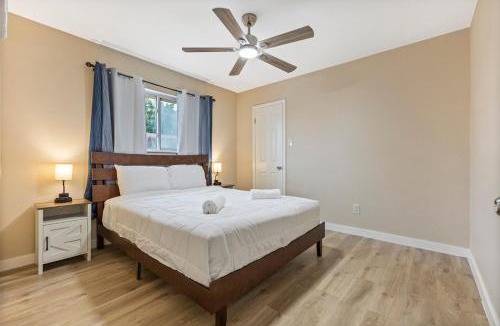 South Side House | 4 bedroom 3 bathroom 10 sleep,