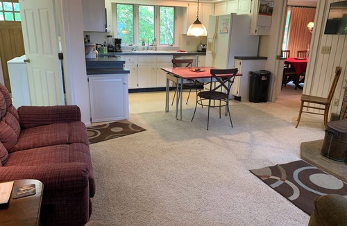 Granville House | 4-bedroom home on farm 5-minutes to Denison/Granville