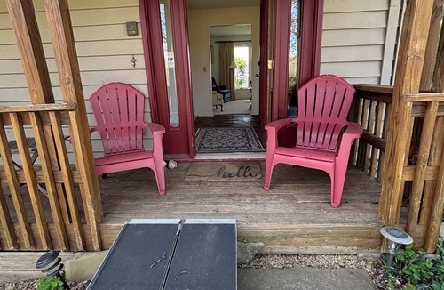 Granville House | 4-bedroom home on farm 5-minutes to Denison/Granville