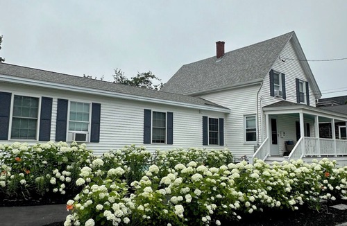 Willard House | 4-bedroom house steps from the beach in welcoming South Portland with AC