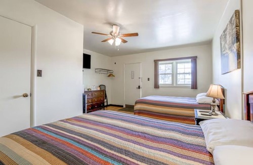 Short Creek Hotel | 4 Double-Bed Rooms Near Harrison Forest Activities | Free Onsite Parking