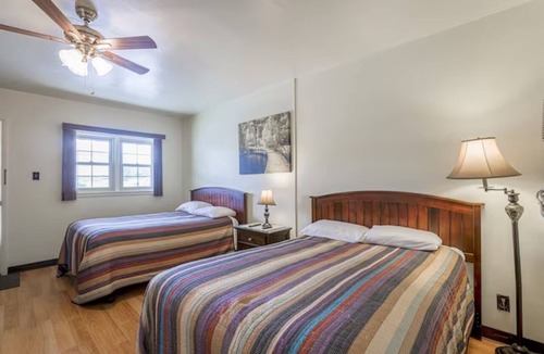 Short Creek Hotel | 4 Double-Bed Rooms Near Harrison Forest Activities | Free Onsite Parking