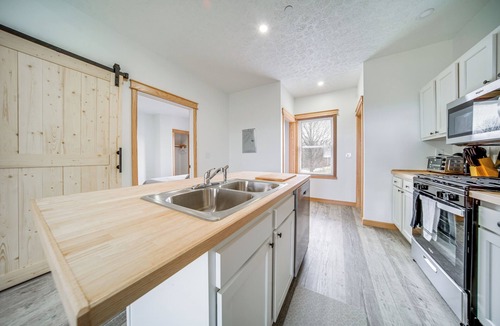 Erie Apartment | 4 Mi to Lake Erie Access: Condo on the Greens