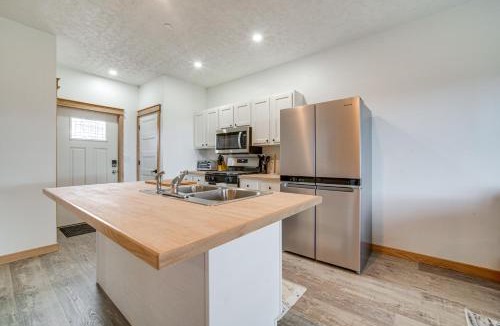 Erie House | 4 Mi to Lake: Golf-View Erie Condo w/Porch