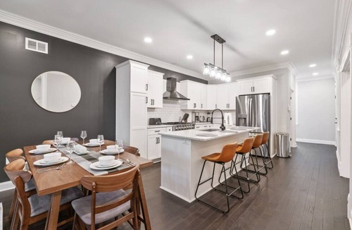Shadyside House | 4 Story Home|Triple King|Backyard|UPMC Shadyside