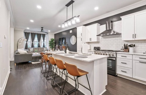 Shadyside House | 4 Story Home|Triple King|Backyard|UPMC Shadyside