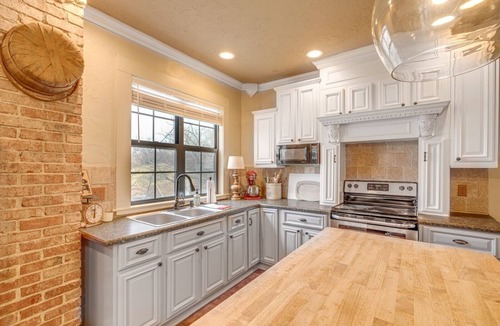 Ponce De Leon House | 4bd/3ba Farmhouse Located Between Springfield and Branson, MO