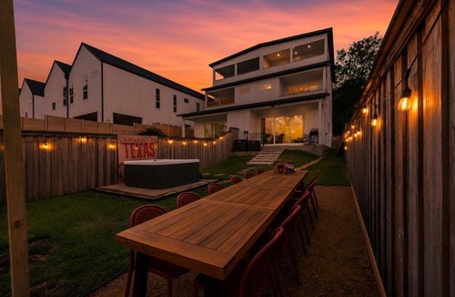 West Dallas Villa | 4BR Luxury Dallas Retreat with Resort Style Backyard