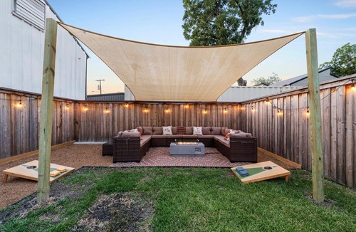 West Dallas Villa | 4BR Luxury Dallas Retreat with Resort Style Backyard