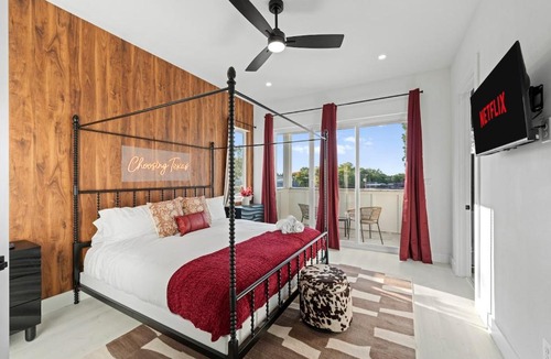 West Dallas Villa | 4BR Luxury Dallas Retreat with Resort Style Backyard