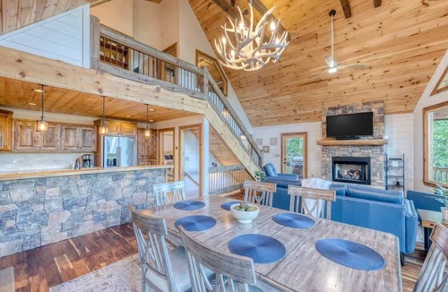 Epworth House | 4BR Pineview | Hot Tub & Scenic Views | Arcade