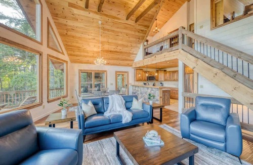 Epworth House | 4BR Pineview | Hot Tub & Scenic Views | Arcade