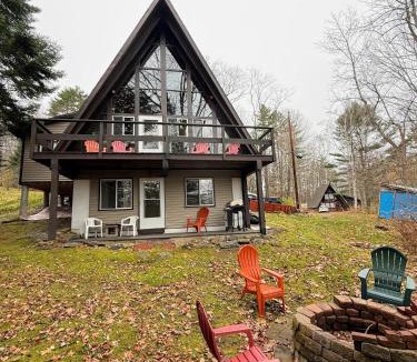 Bethlehem Ski Chalet | 4M Cozy A-Frame in Bethlehem, NH - Fireplace, Firepit & Close to Skiing & Trails, Dogs welcome!
