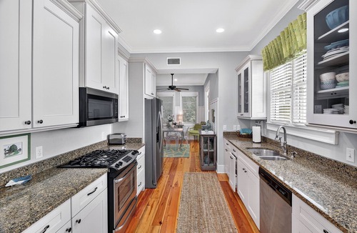 King City House | 5 bed/4.5 bath beach cottage - Walking distance to St Simons Pier & Village!
