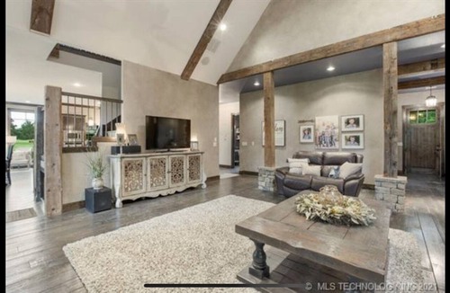 Broken Arrow House | 5-bedroom Rustic Charm Home + Hot Tub + Fire Pit