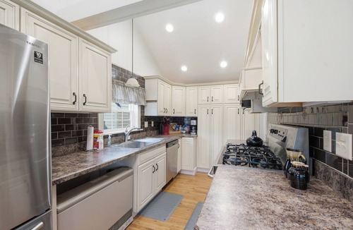 Hamilton House | 5 Min to Colgate, Sleeps 6, Kayaks, Fire Pit