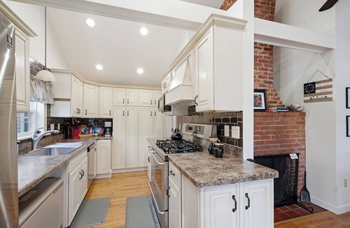 Hamilton House | 5 Min to Colgate, Sleeps 6, Kayaks, Fire Pit