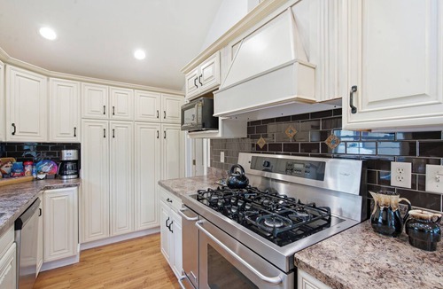 Hamilton House | 5 Min to Colgate, Sleeps 6, Kayaks, Fire Pit