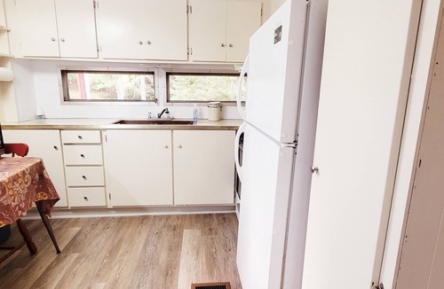 Averill House | 5 Min.Walk to Averill Lake and VAST Access snowmobile trails!Pet friendly!