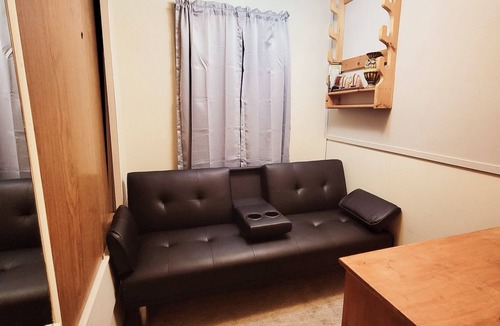 Averill House | 5 Min.Walk to Averill Lake and VAST Access snowmobile trails!Pet friendly!