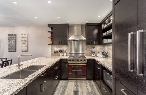Whistler Village House | 5 STAR ACCOMMODATIONS! LUXURY STAY WITH MEDIA ROOM + PRIVATE HOT TUB.