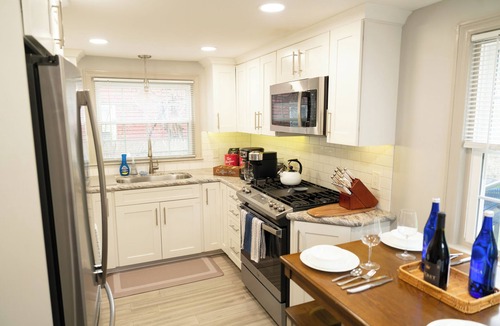 Eastside House | 5-star Renovated 3BR 𝓱𝓸𝓶𝓮/w Backyard Deck near SU/SUNY-ESF/Hospitals