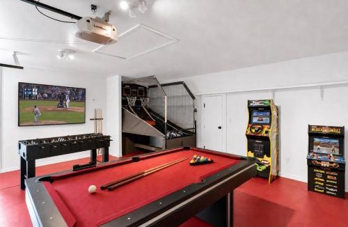 North Arlington House | 5BR - Heated Pool, Hot Tub, Fire Pit and Backyard