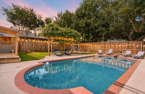North Arlington House | 5BR - Heated Pool, Hot Tub, Fire Pit and Backyard
