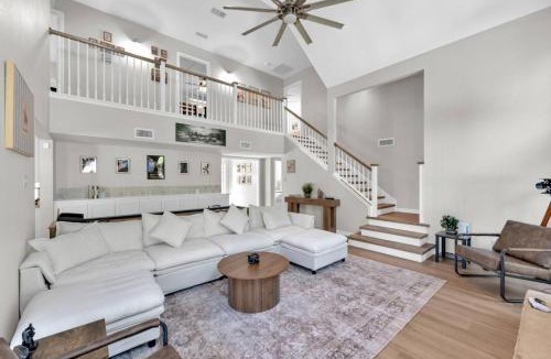 North Arlington House | 5BR - Heated Pool, Hot Tub, Fire Pit and Backyard