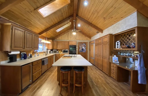 Gladewater Cabin | 6 BR Log Home in Piney Woods of East TX with hot tub and POND