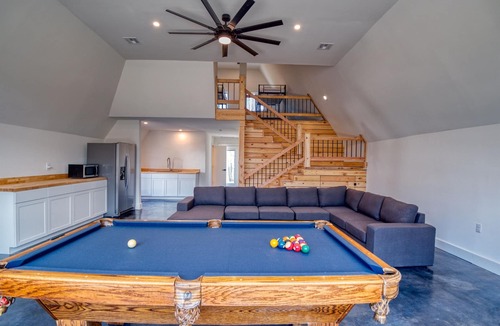 Kingston Cabin | 6Bdrm Cabin Walk to Beach Pool-Table Firepit!