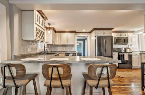 Greenville House | 6BR Downtown, Lake View, Games, Fire Pit & Grill, 3 King Beds, Dog Friendly