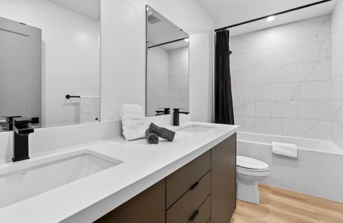 St. Catharines House | 6BR Modern Oasis | Near Niagara Falls & Wineries