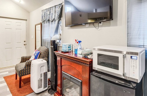 South Broadway Apartment | 8 Mi to Dtwn CLE: Cozy Couple's Retreat w/Gym!