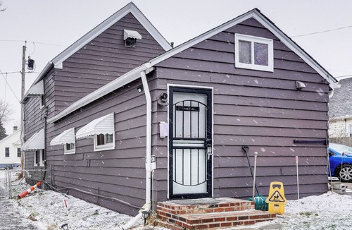 South Broadway Apartment | 8 Mi to Dtwn CLE: Cozy Couple's Retreat w/Gym!