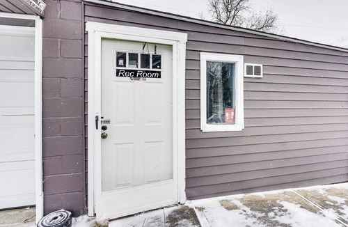 South Broadway Apartment | 8 Mi to Dtwn CLE: Cozy Couple's Retreat w/Gym!