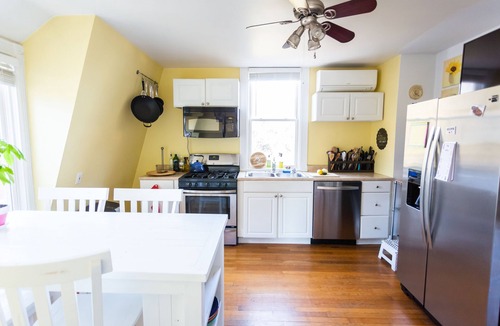 Wakefield-Peacedale House | A/C, Sleeps 12 Short Drive to Beach