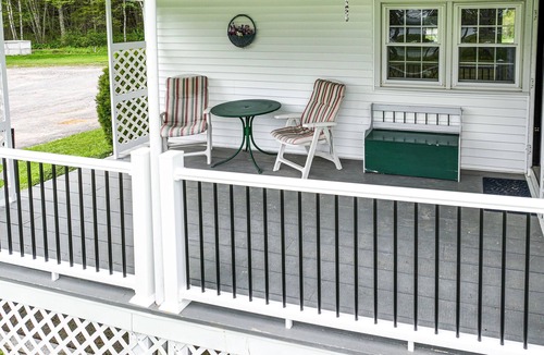 Waldoboro House | A Charming Getaway with Stunning Views and Modern Conveniences